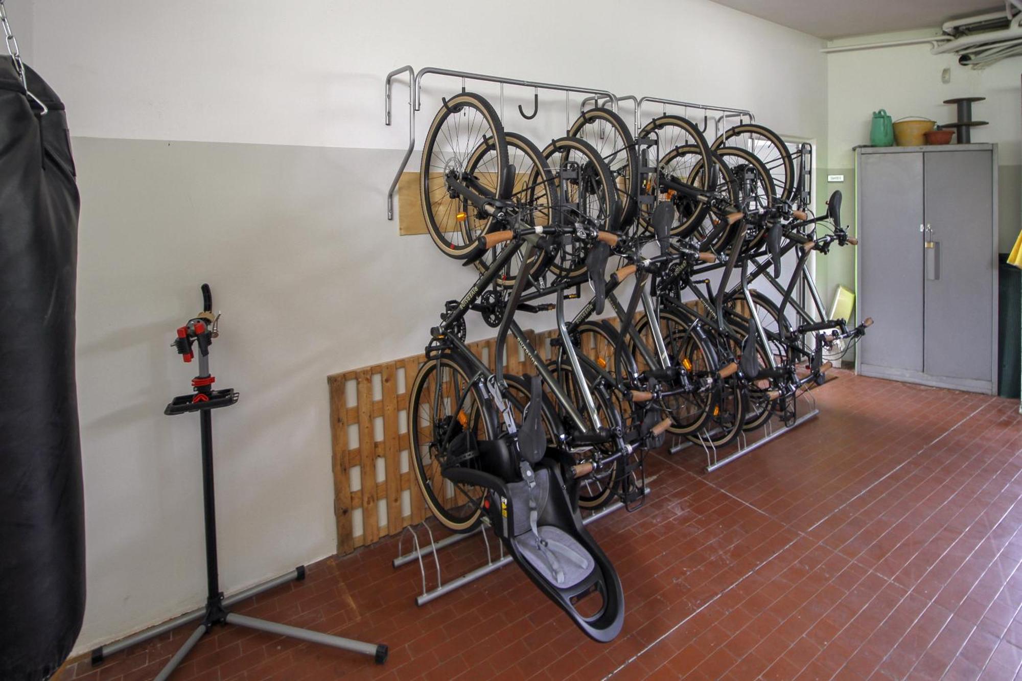 La Cordata Accommodation - Woodhouse Bike Hotel チニゼッロ・バルサモ エクステリア 写真