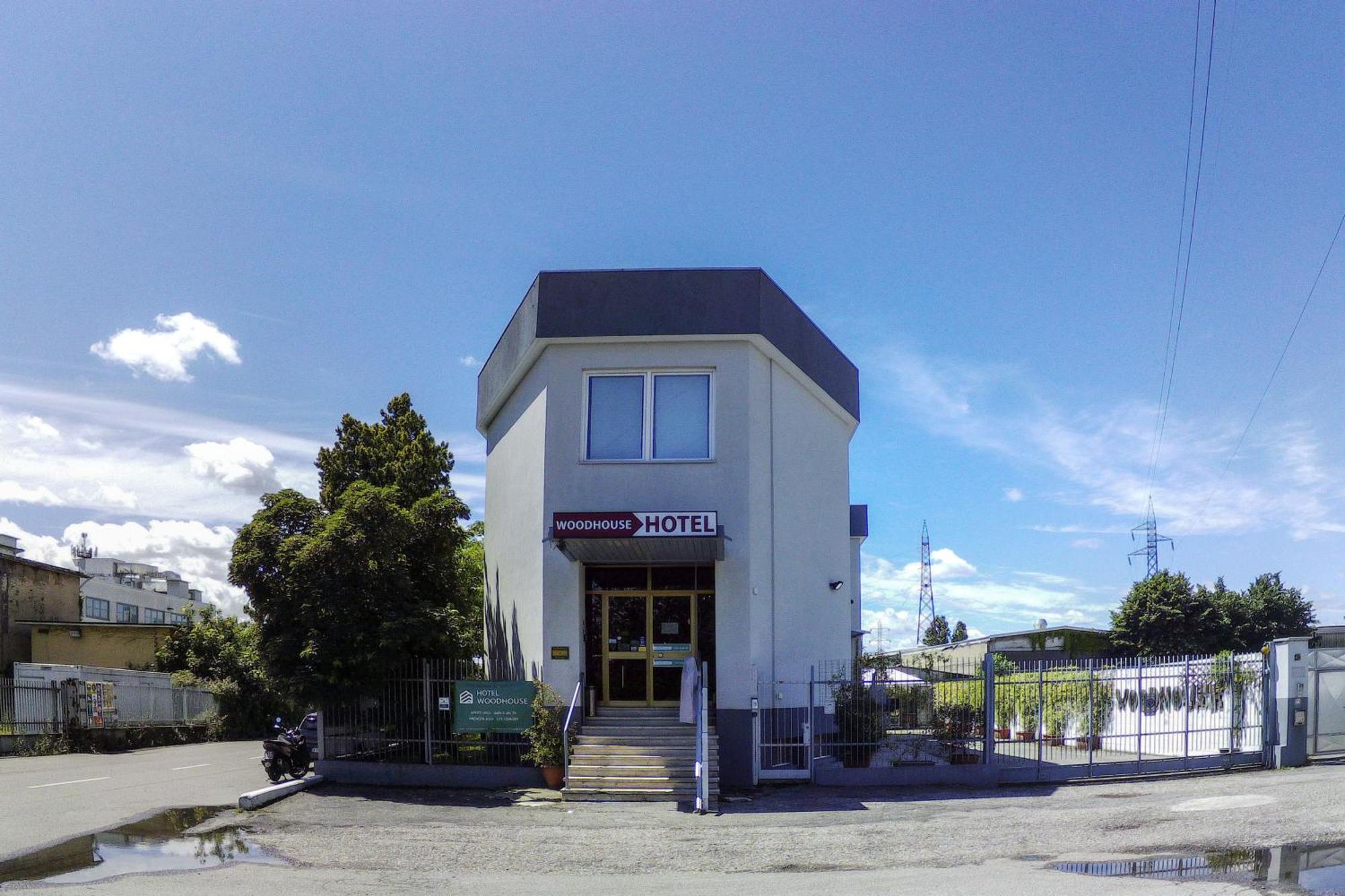 La Cordata Accommodation - Woodhouse Bike Hotel チニゼッロ・バルサモ エクステリア 写真